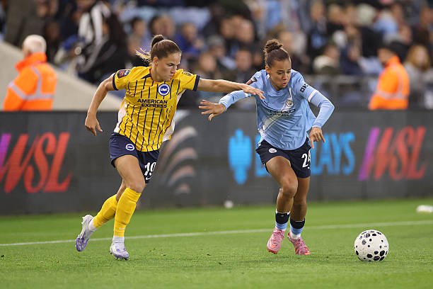 Brighton & Hove Albion WFC vs Manchester City WFC - City's WSL throne under the Amex lights