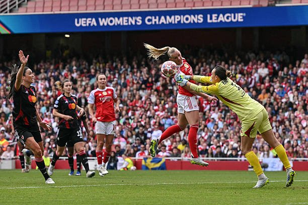 Arsenal WFC 2-1 OL Lyonnes: Late Smith Strike Stuns Lyon to Hand Arsenal a First-leg Victory